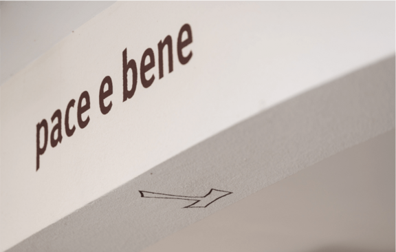 Schriftzug "pace e bene" im Torbogen