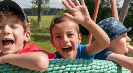 Kinder in einer Nestschaukel